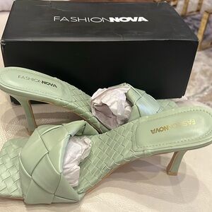 NIB fashion nova textured braided mules/heels
